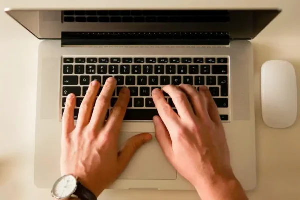 apple-laptop-office-macbook-19043-resized Person on laptop