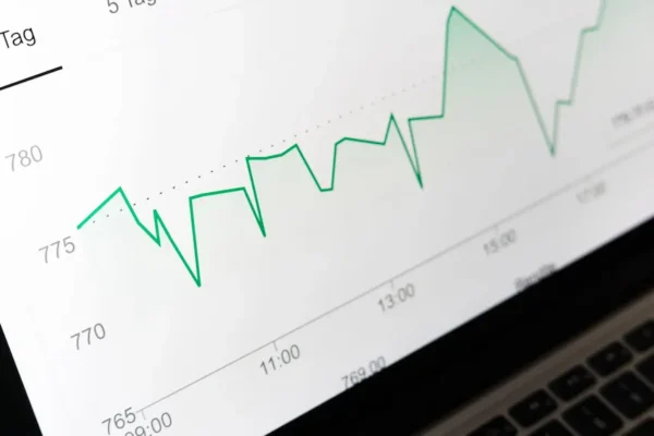 markus-winkler-SQ Graph on computer screen