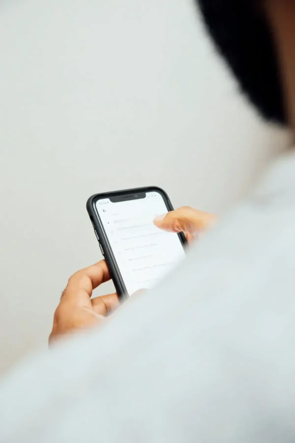 charlesdeluvio-Dilfan21P8o-unsplash-resized Person on phone