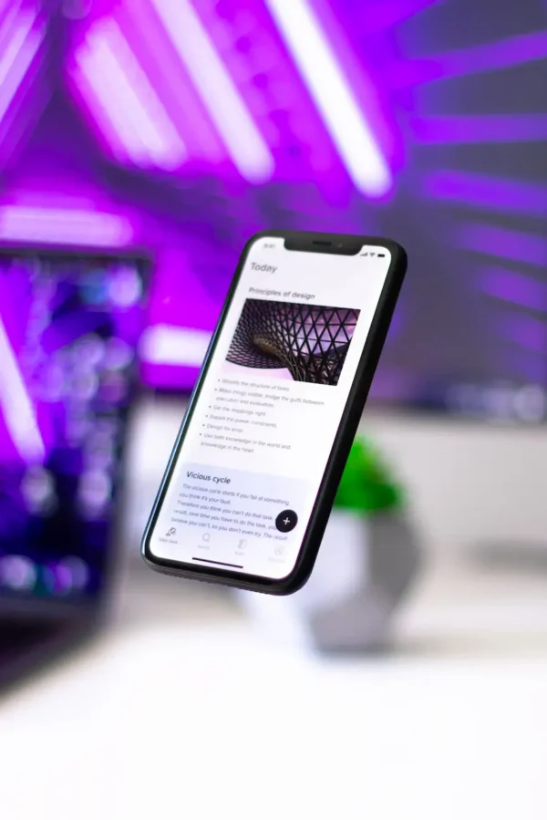walling-52H5Nfi5WiE-unsplash-SQ Mobile phone